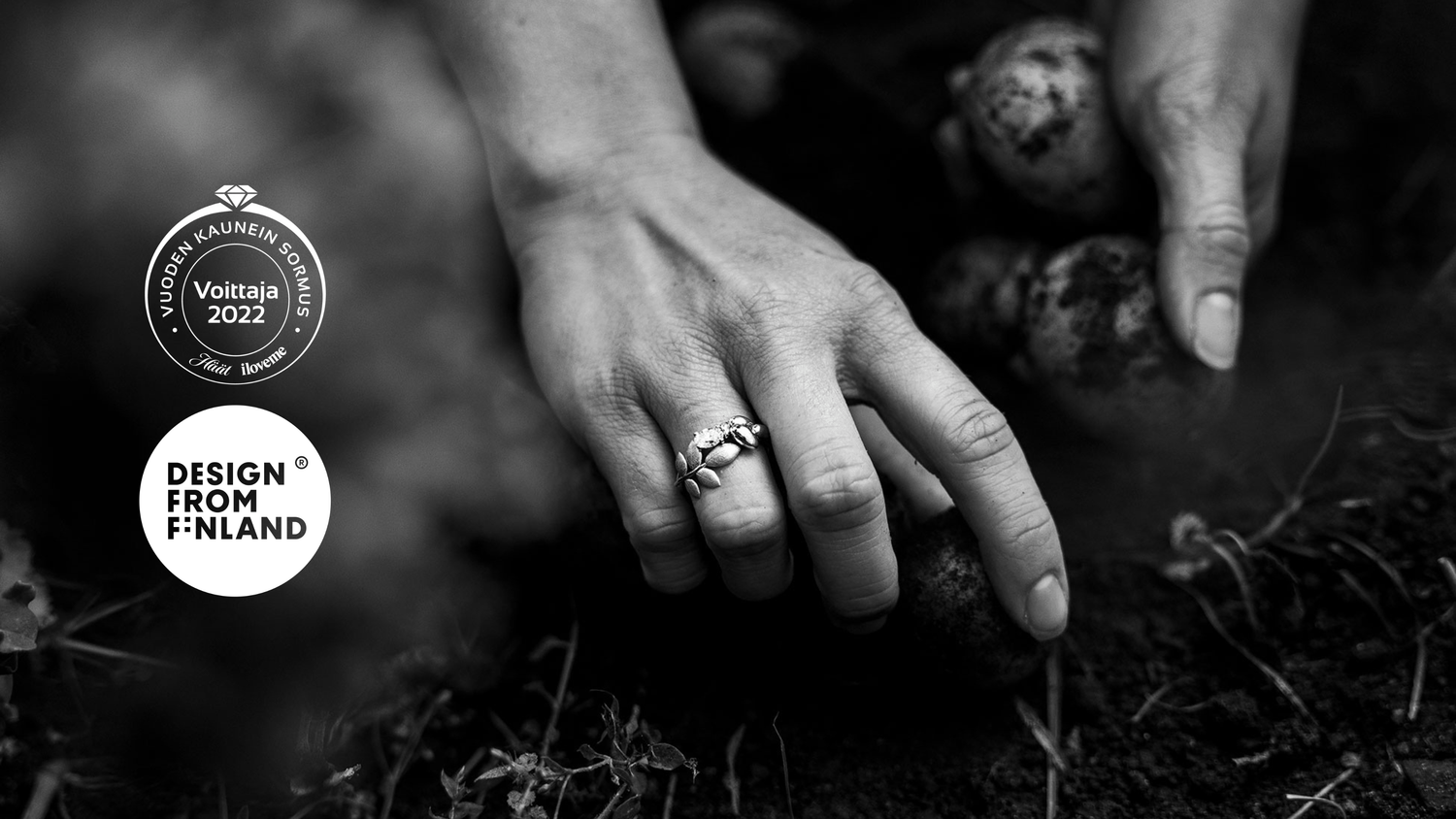 Svartvitt närbild av händer i jord med en ring på fingret och två logotyper överlagrade i vänster hörn.