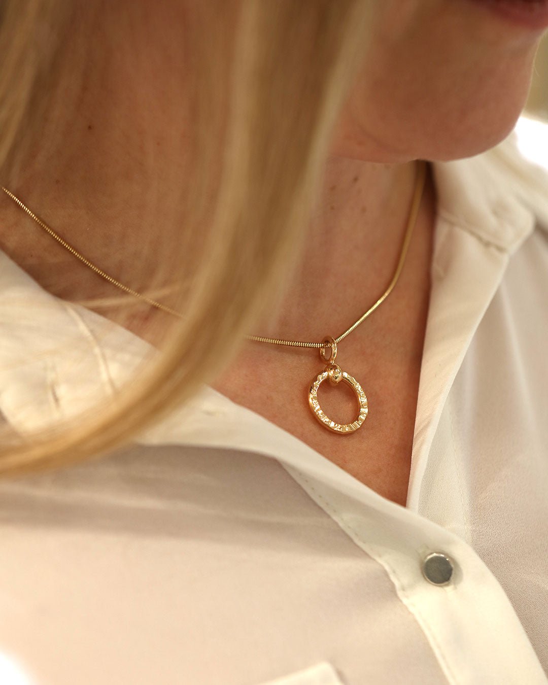 18K guld halsband med glittrande cirkelformigt hänge på tunn kedja