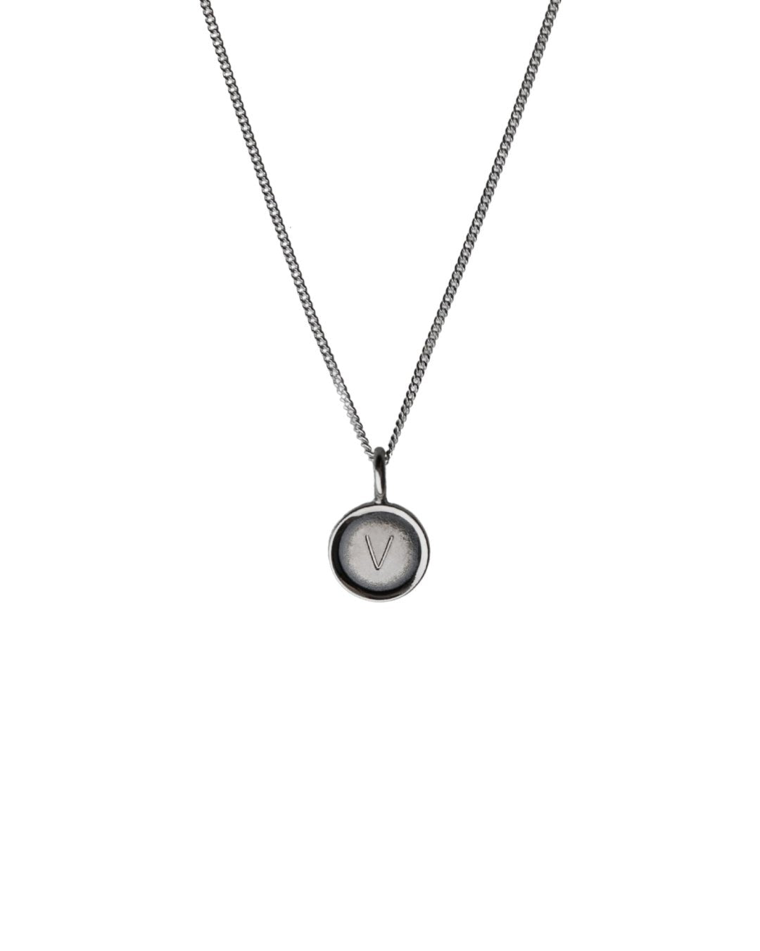 BETA halsband i 925 sterling silver med 13 mm rund hänge med V prägel på en 42 cm pansarkedja