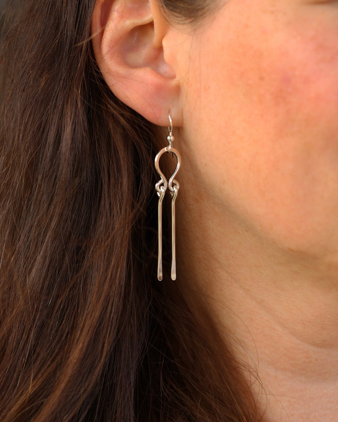 FOLKLORE örhänge på krok i nickelfritt sterlingsilver med kurvig övre båge och två långa stavar