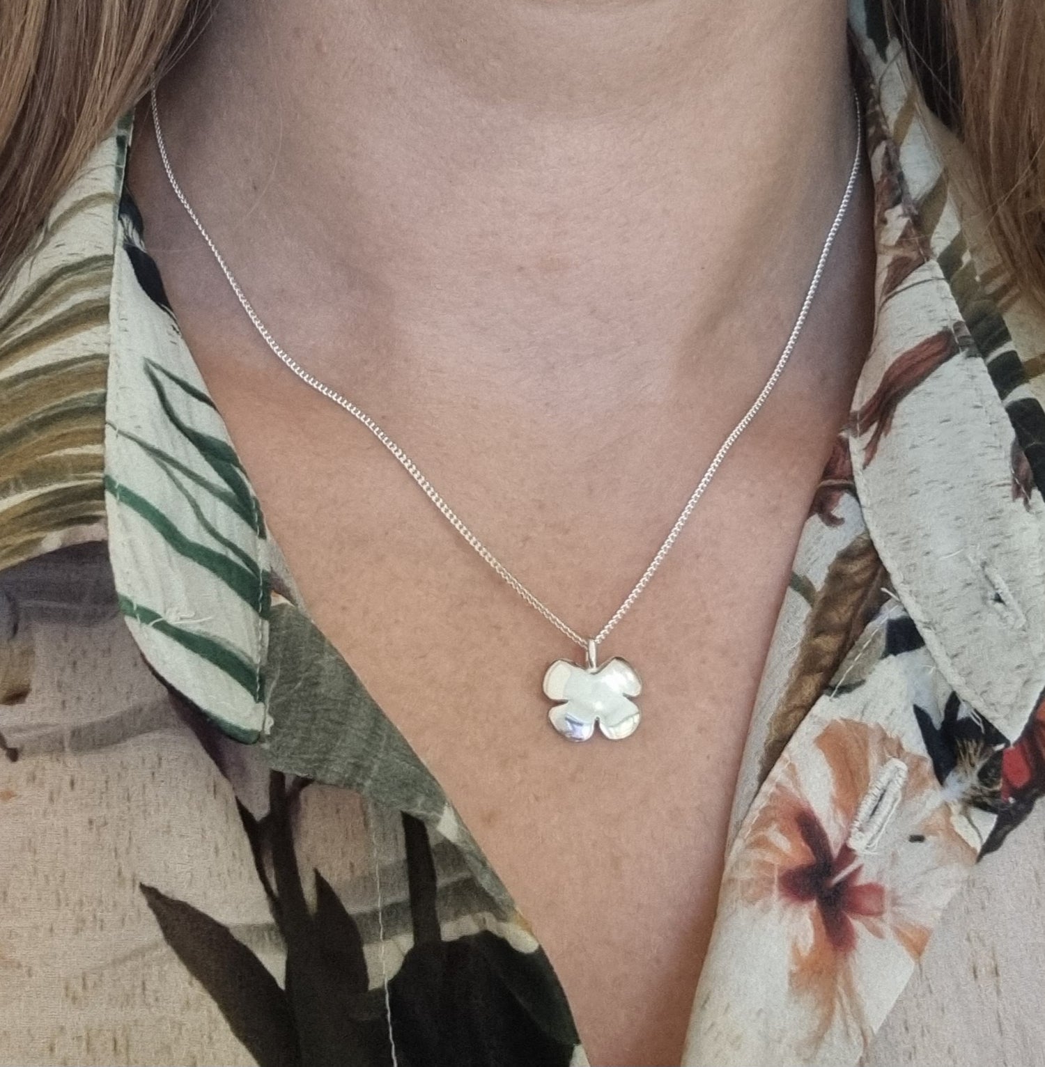 KLÖVER halsband bärs av modell i närbild med klöverhänge