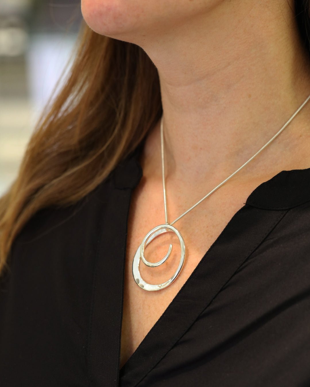 MÅNSKEN halsband i sterling silver med två cirklar en större hamrad yttre ring och en mindre slät inre ring