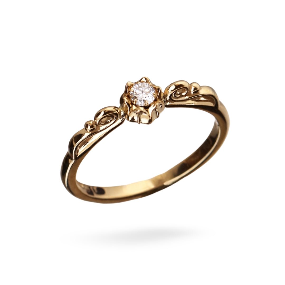 Lily of Love ring in 18K gold with a central diamond and floral detailing.