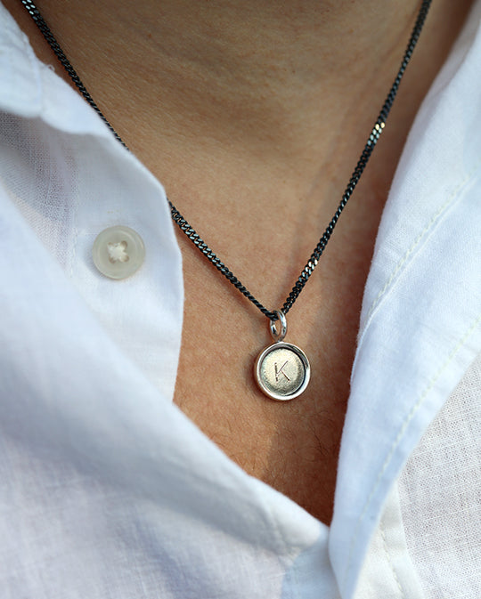 ALFA halsband med antikbehandlad kedja och bokstavsgravyr, buret på modell
