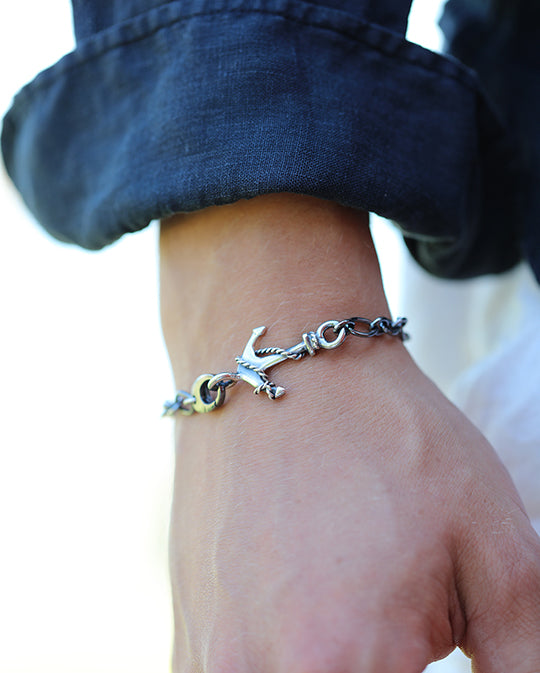 ANKARE armband i silver, buret på handleden