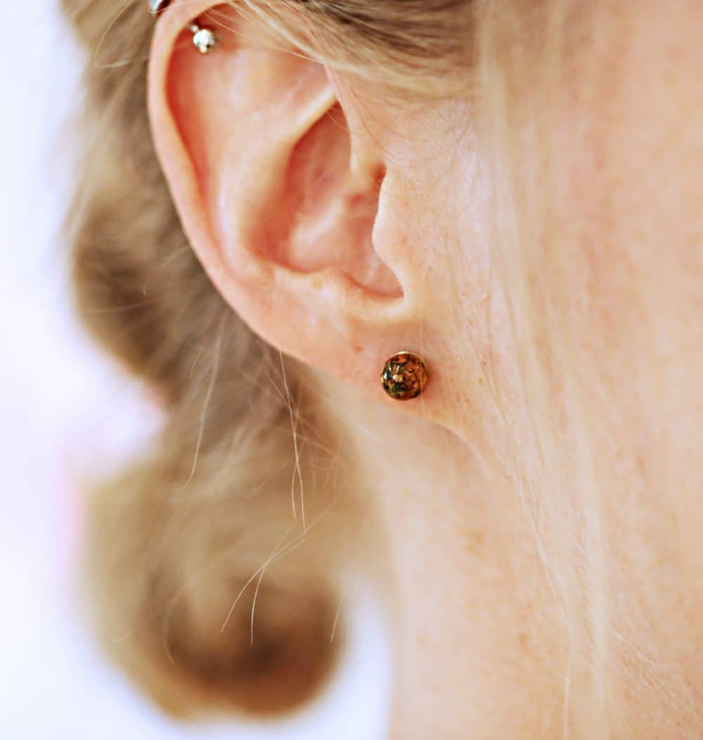Öra med STRAND stift örhänge i 925 sterlingsilver med brun sten