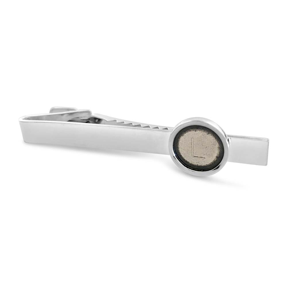 Beta tie clip in sterling silver with round L monogram on a beige center at the end.