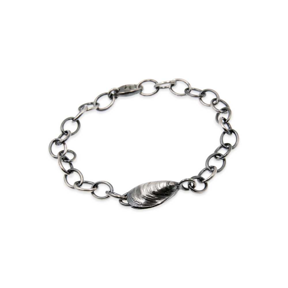 BLÅMUSSLA ROBUST armband in sterling silver with a shell shaped pendant on a linked chain
