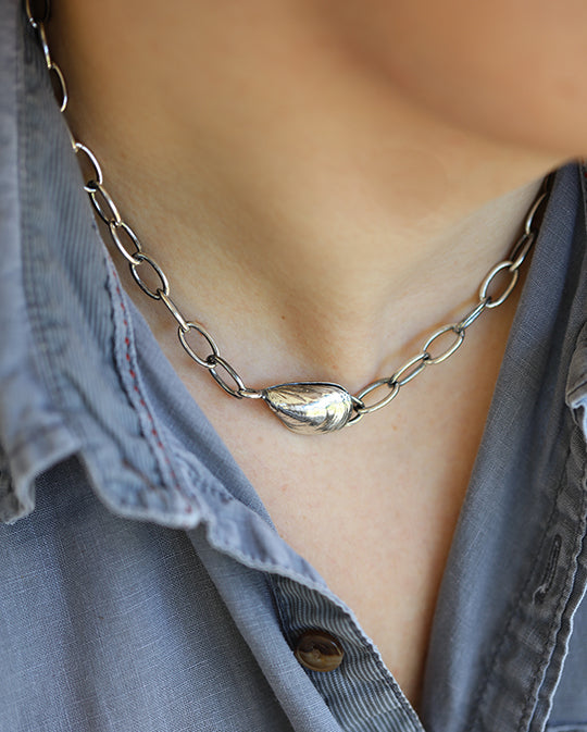 BLÅMUSSLA ROBUST halsband i silver, buret på modell