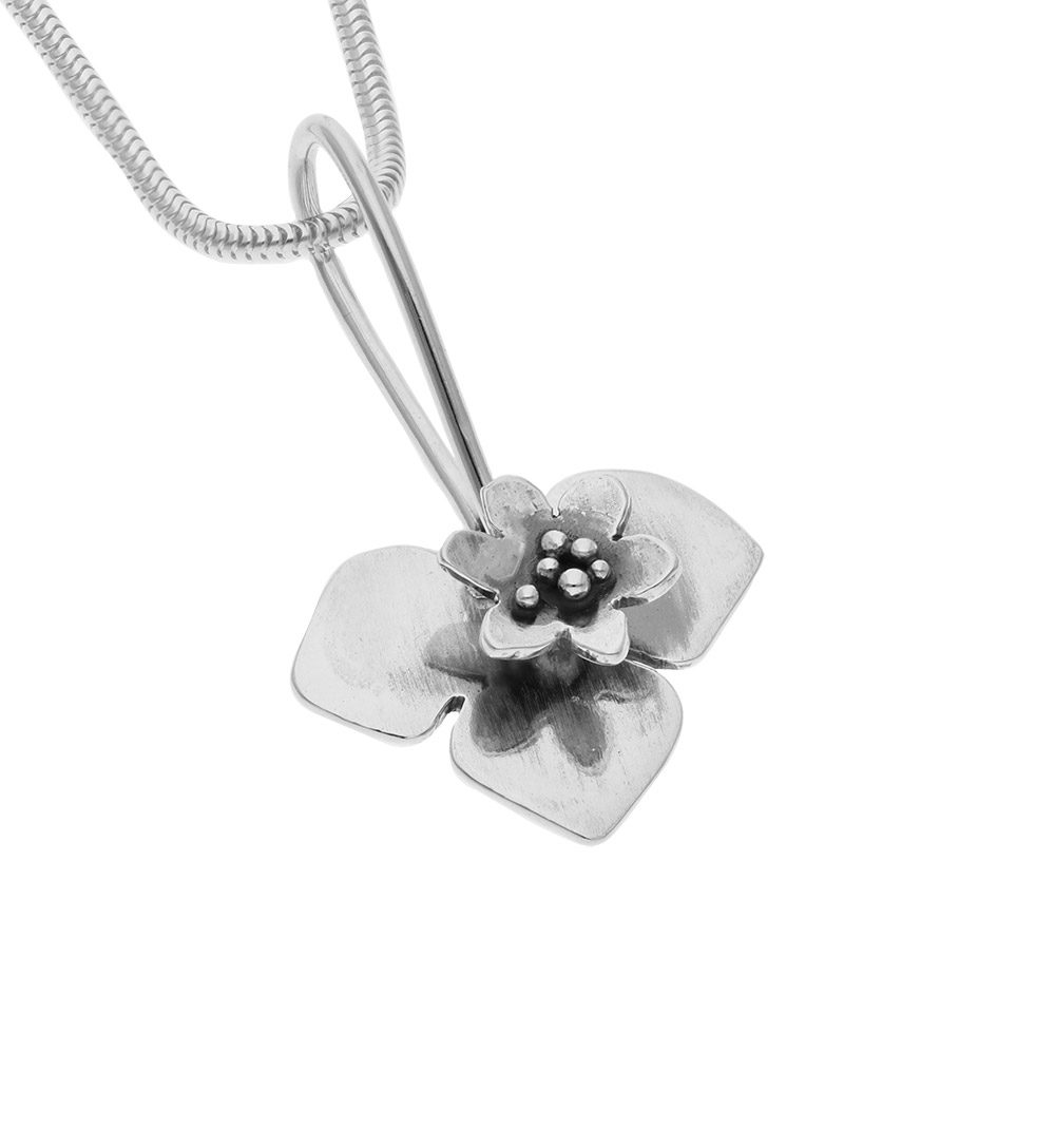 BLÅSIPPA BLAD halsband silver flower pendant with five rounded petals and central bead cluster on a snake chain