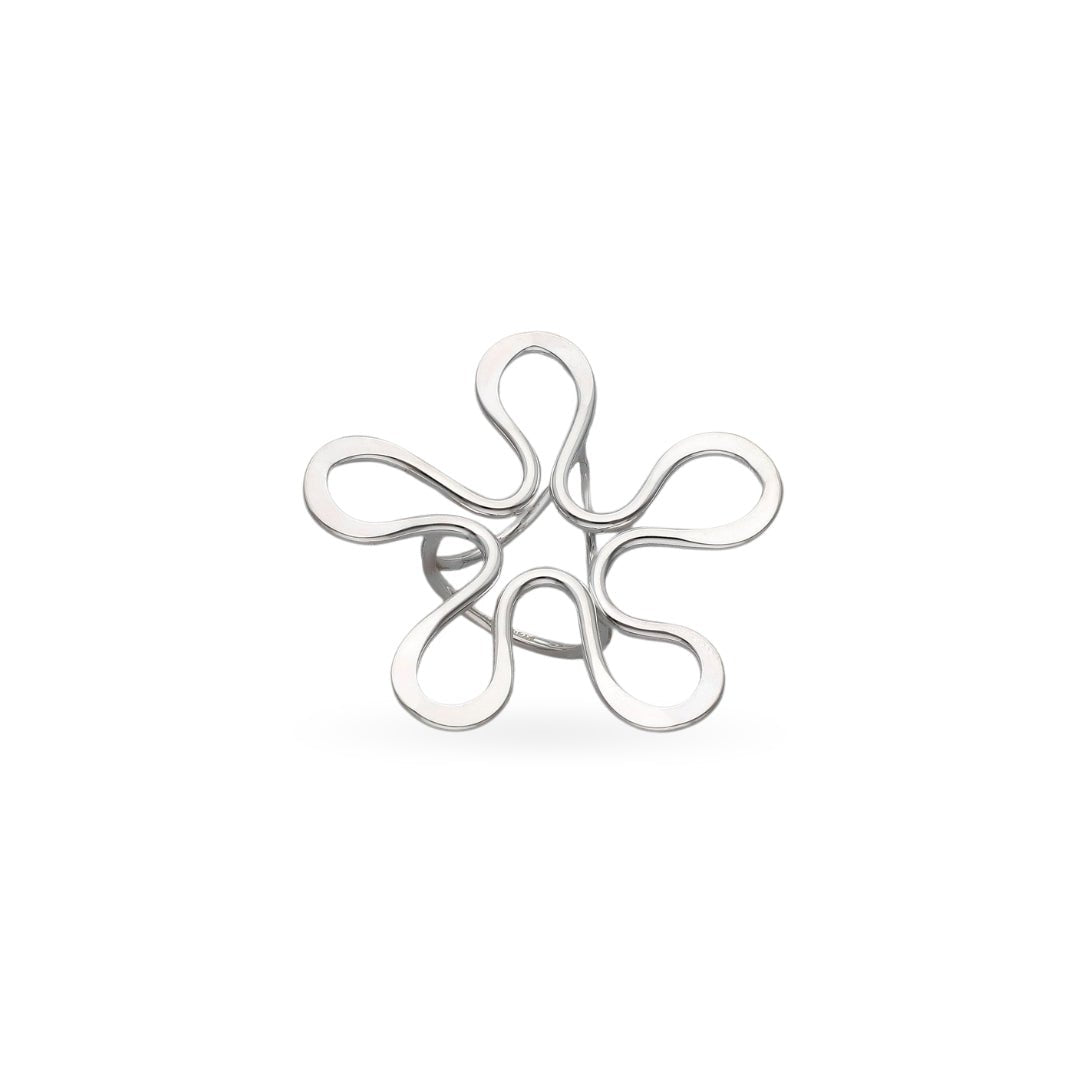 Silvrig Blomman L Scarfring med blomliknande fem böjda armar i elegant design.