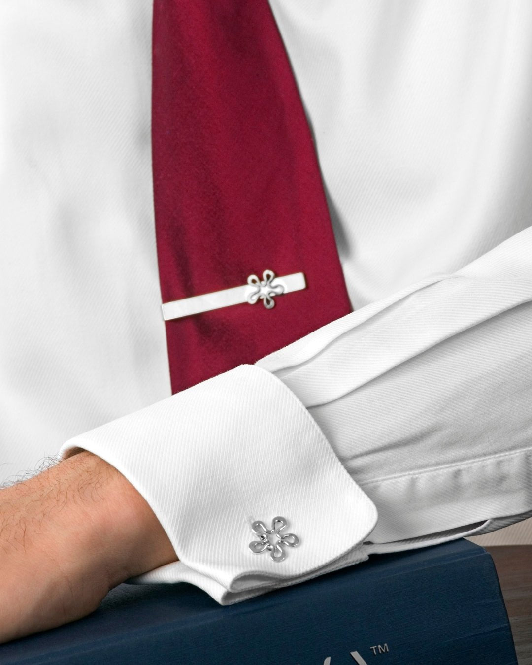 BLOMMAN silver tie bar with flower motif and matching cufflink on a white shirt
