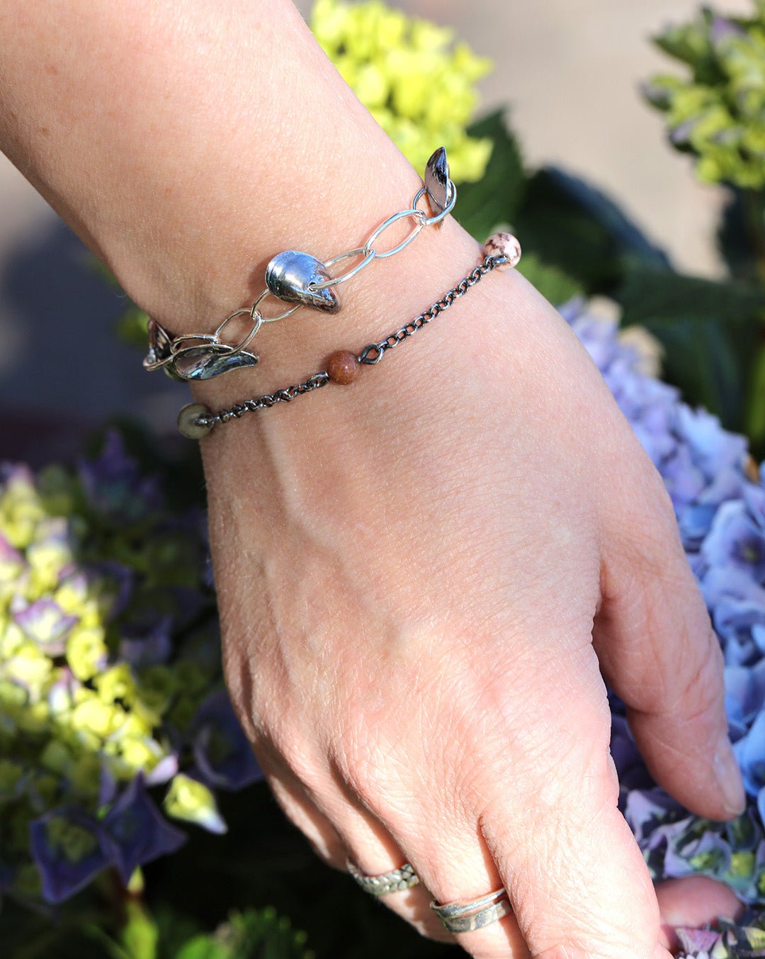 STRAND armband i silver med hjärtan och små pärlformade detaljer på handleden