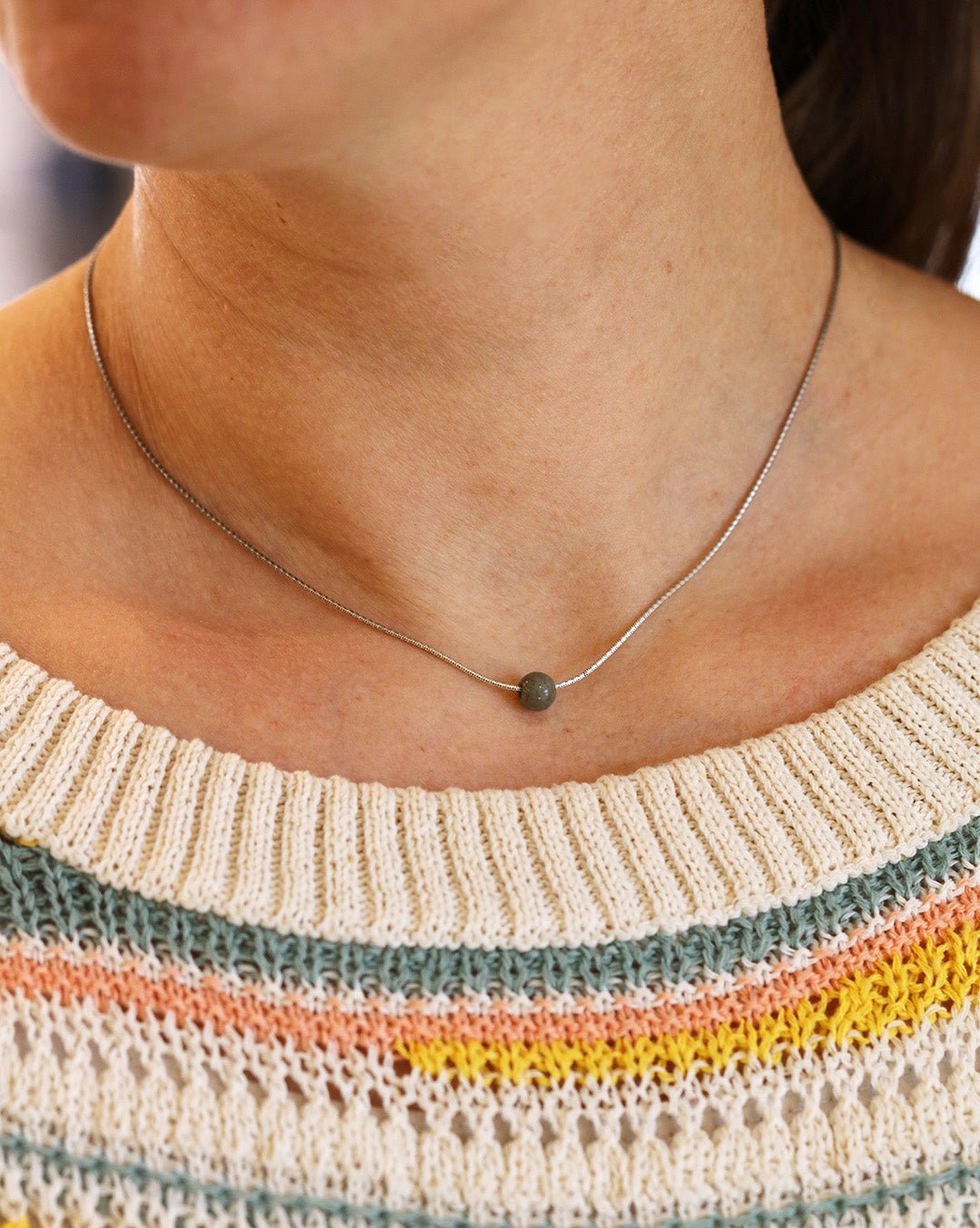 STRAND Pärla halsband featuring a single round gray bead on a delicate chain around the neck
