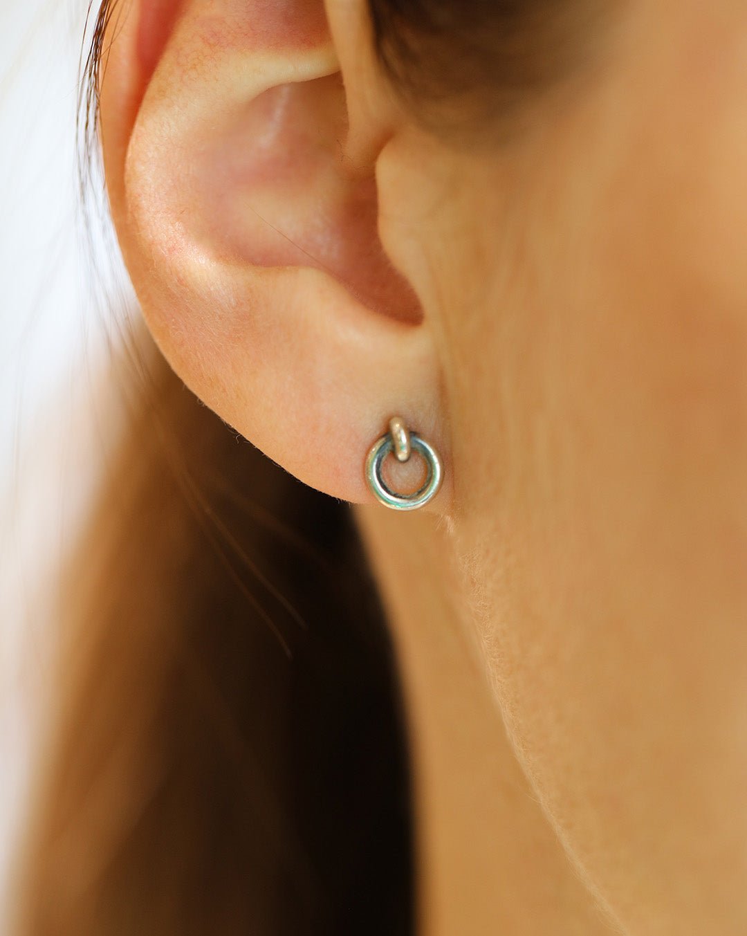 Litet stiftörhänge i antikbehandlat sterlingsilver med cirkulär ring i örat