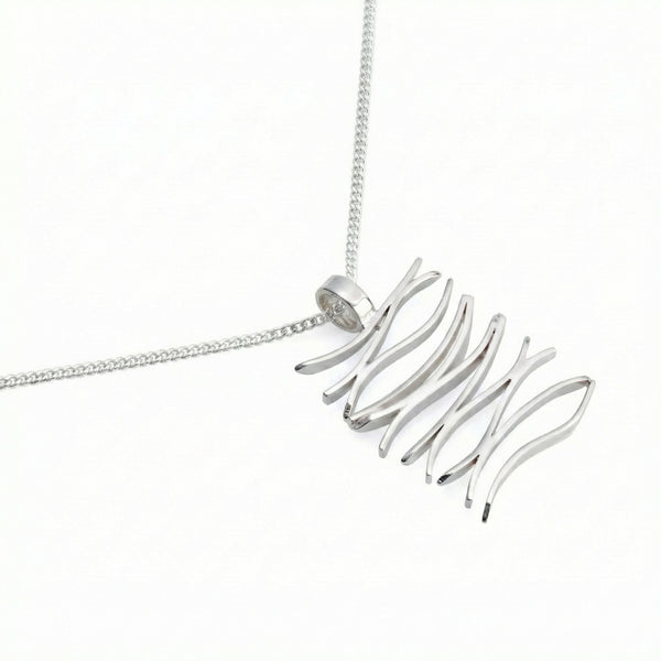 GRACE halsband i 925 sterling silver med 42 cm pansarkedja och rund medaljonghänge syns mot vit bakgrund