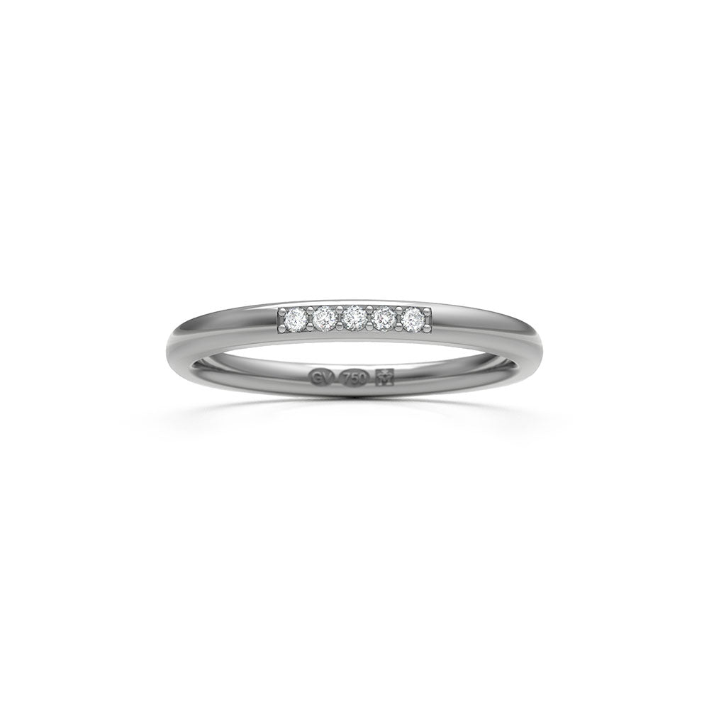 18K vitguld ring med fem diamanter i rad på toppen av bandet