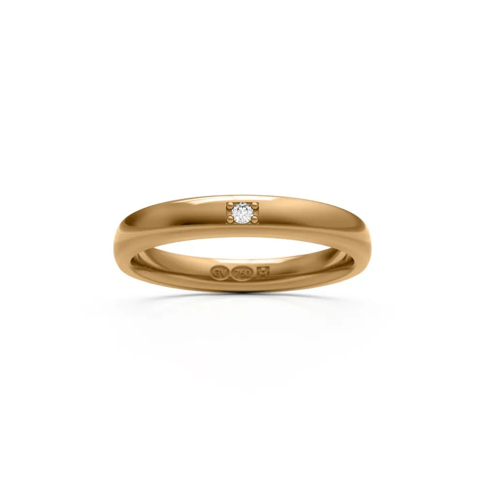 Slät halvrund ring i återvunnet 18K guld med en diamant i mitten