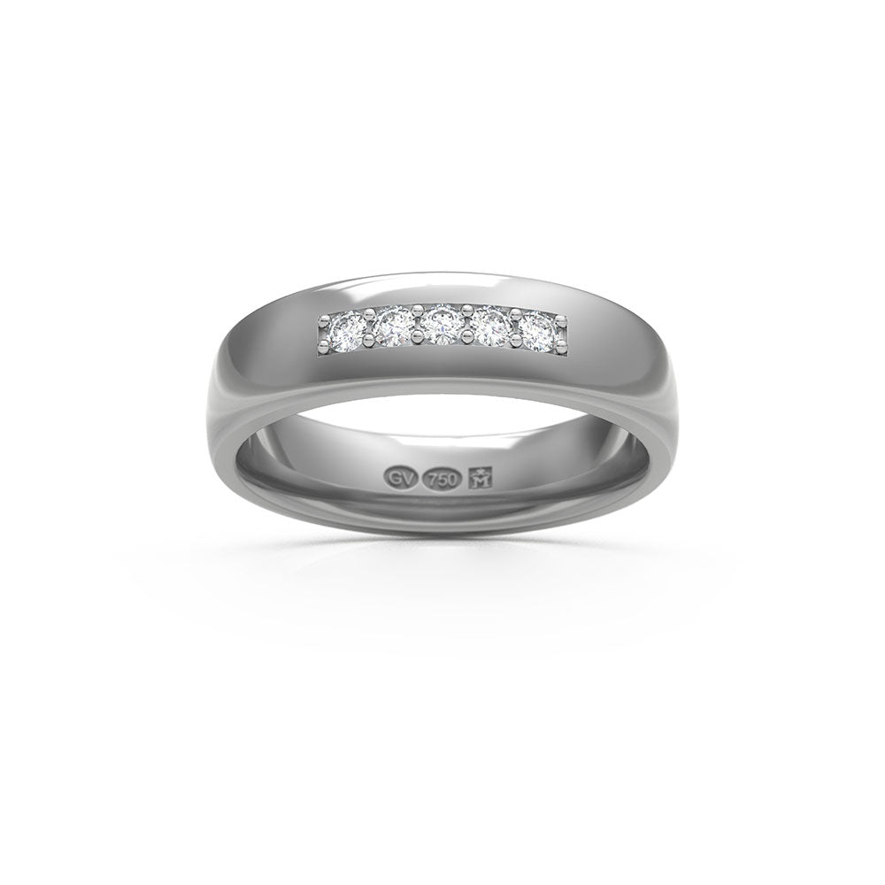 Slät halvrund vigselring i återvunnet 18K vitguld med fem diamanter i rad längs övre kanten