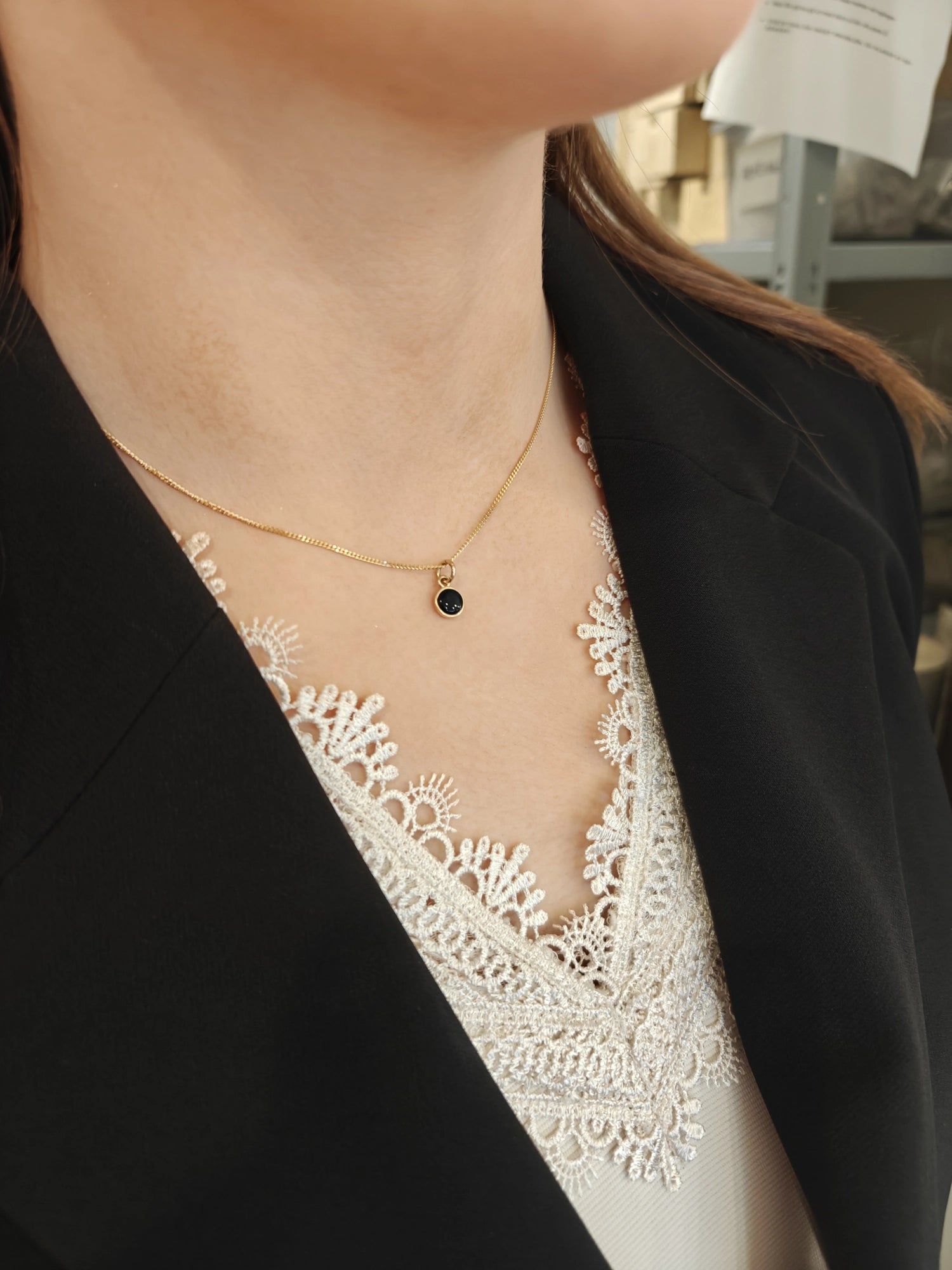 Basic Spektrolit S 18K halsband med rund färgskiftande spektrolit i guldfattning på tunn kedja