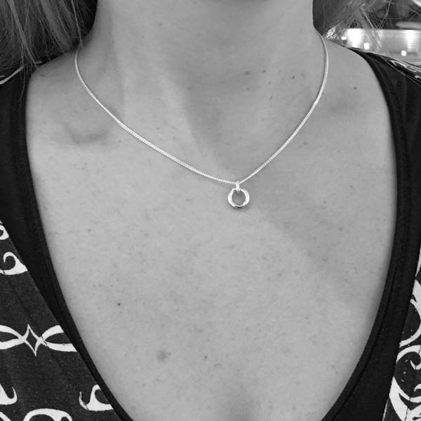 I HAMN LILLA halsband med liten ringformad silverhängring på tunn kedja