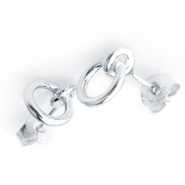 I HAMN örhängen på stift i blankt sterling silver med två sammanlänkade ringar