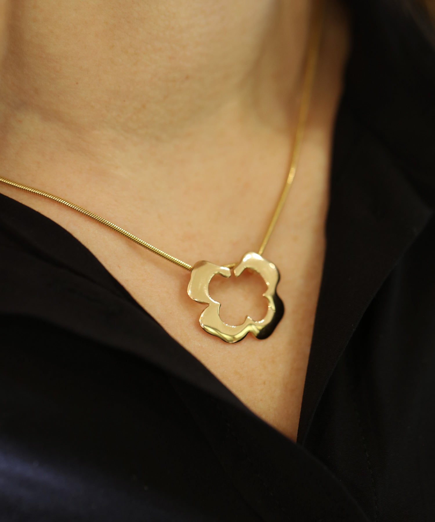 MAMA 18K halsband med blomformad öppen guldhänge på tunn kedja