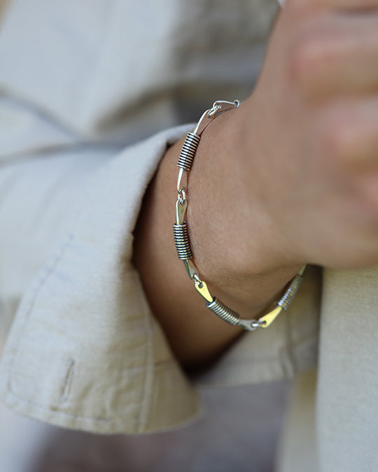 RALLY armband i silver, buret på modell