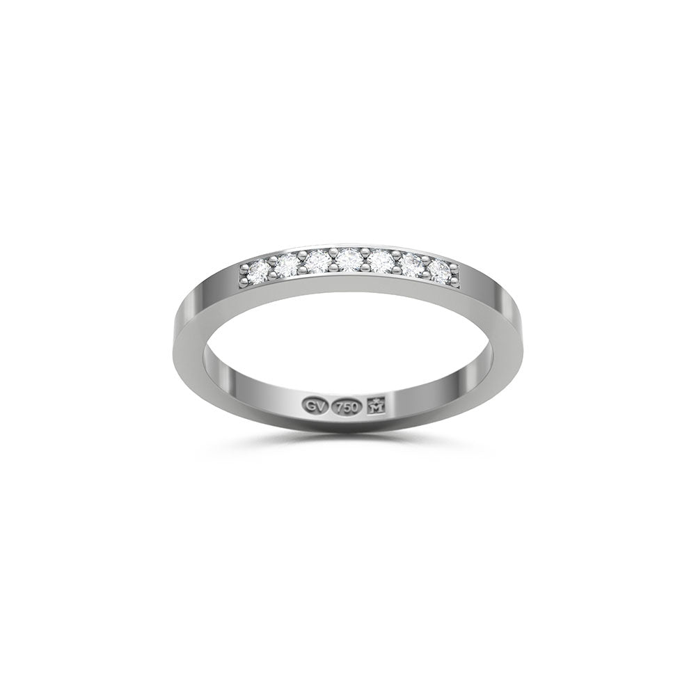 Vitguld vigselring med sju diamanter i en rak rad på en 2 mm bred ring