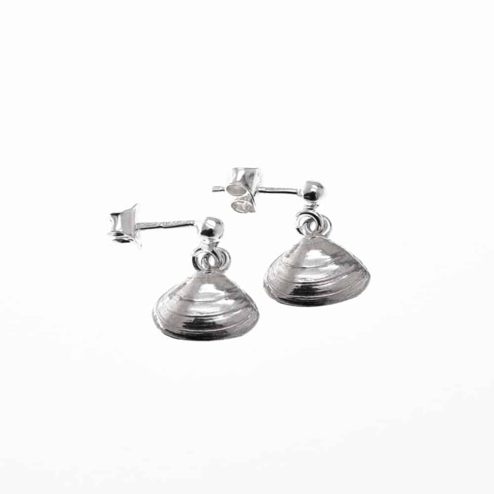 SANDMUSSLA S örhängen på stift i sterlingsilver