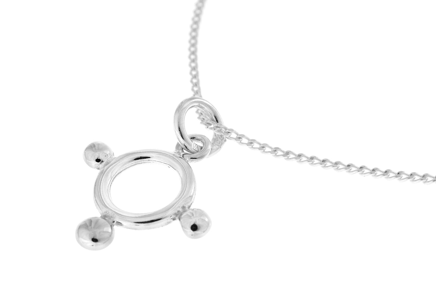 SIGN halsband med stiliserat cirkulärt hänge och mjuka bågar på en tunn kedja