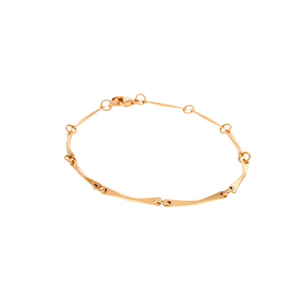 Armband i 18K guld med smidda stavar sammanfogade av en guldögla