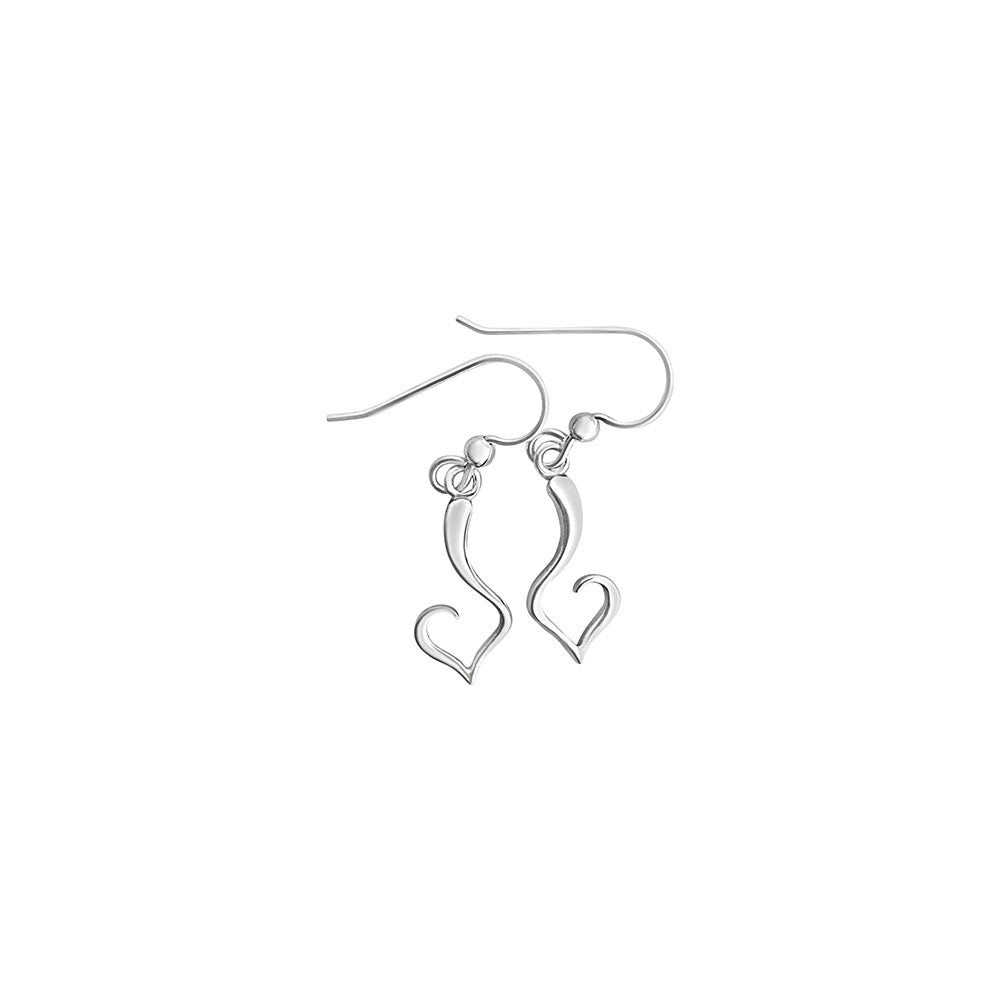 925 sterlingsilver örhängen på krok med böjda hjärtformade hängen inspirerade av skärgården