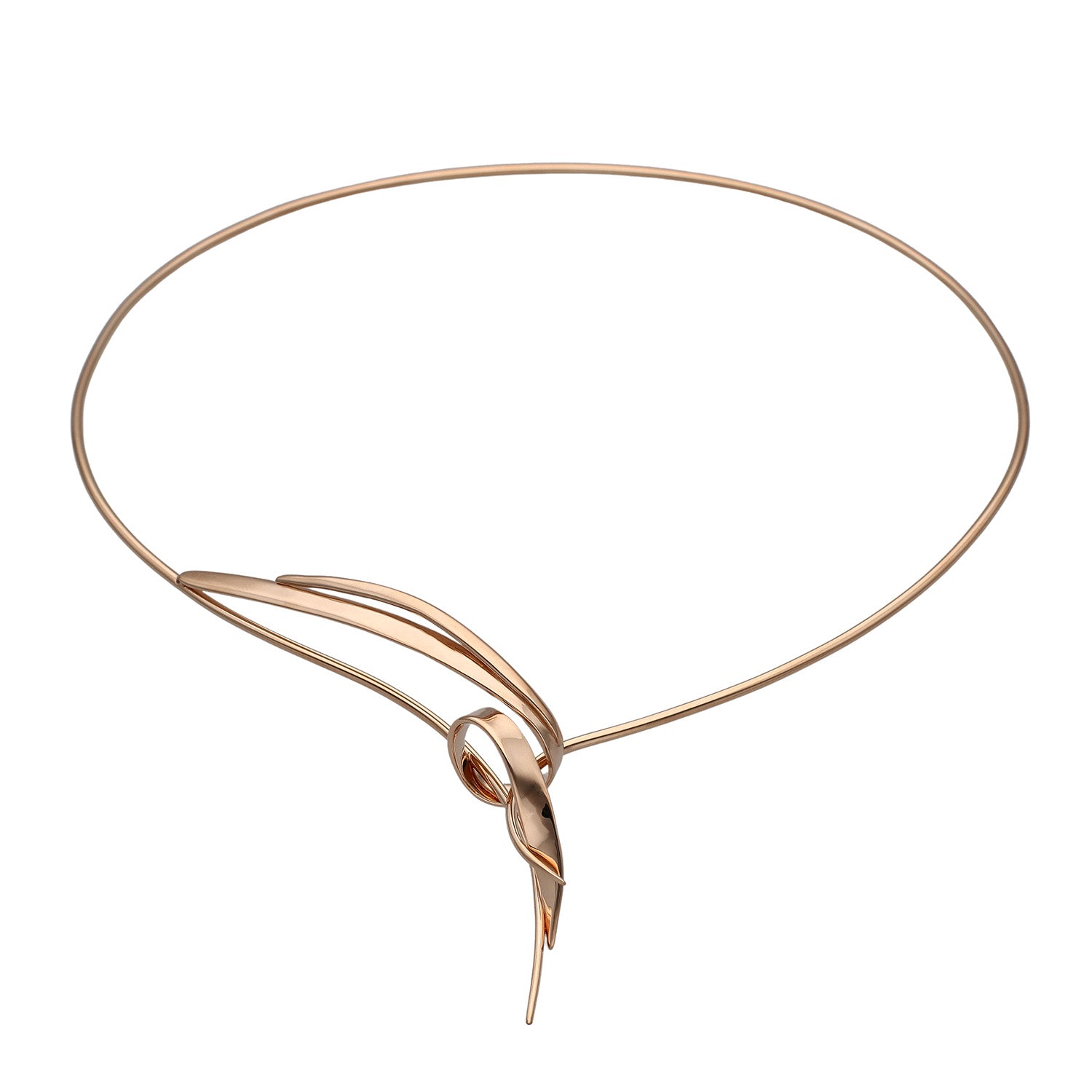 Halsband i 18K roséguld med öppen cirkelform och ett vridet hänge nedtill.