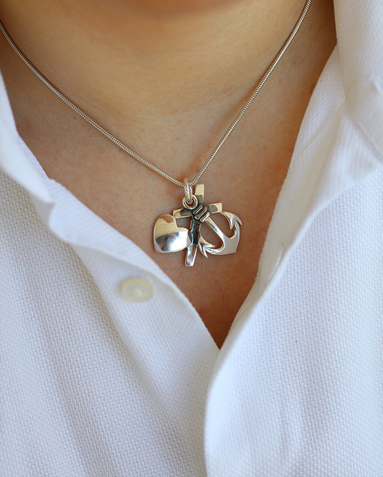 TRO HOPP & KÄRLEK L halsband i silver, buret på modell