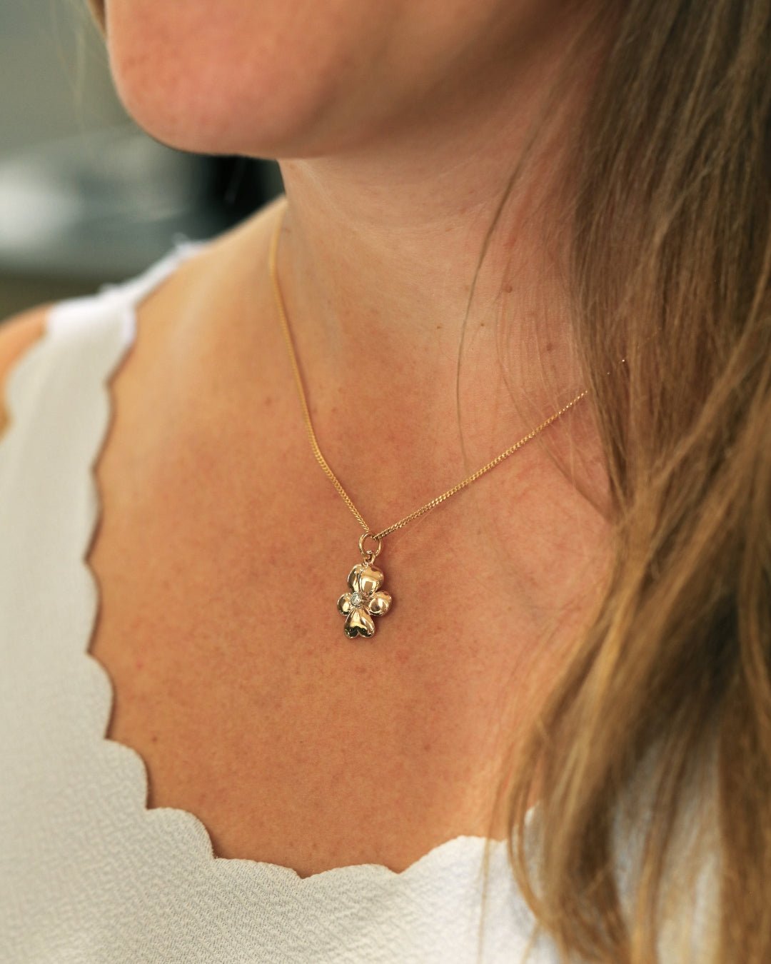 Guldfärgat VIOL S 18K halsband med diamant i mitten bärs runt halsen