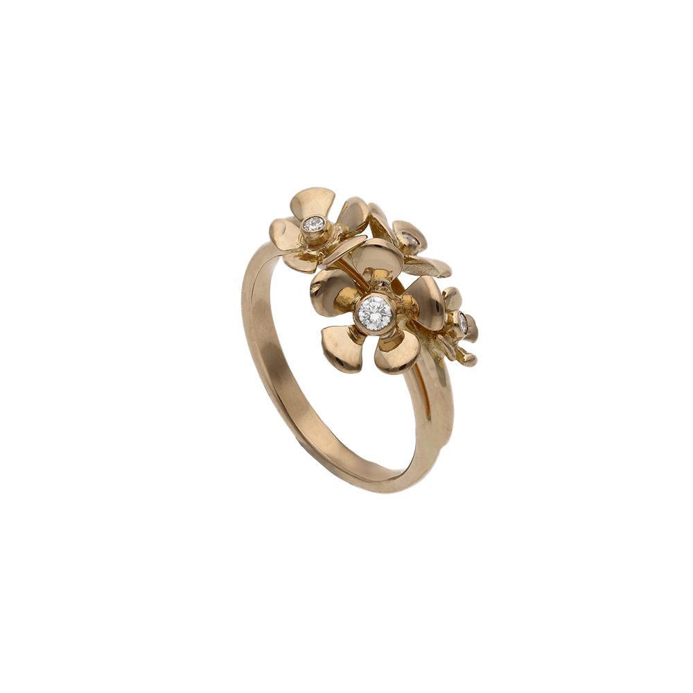 Äppelblom ring i återvunnet 18K guld med fyra brillantslipade diamanter.