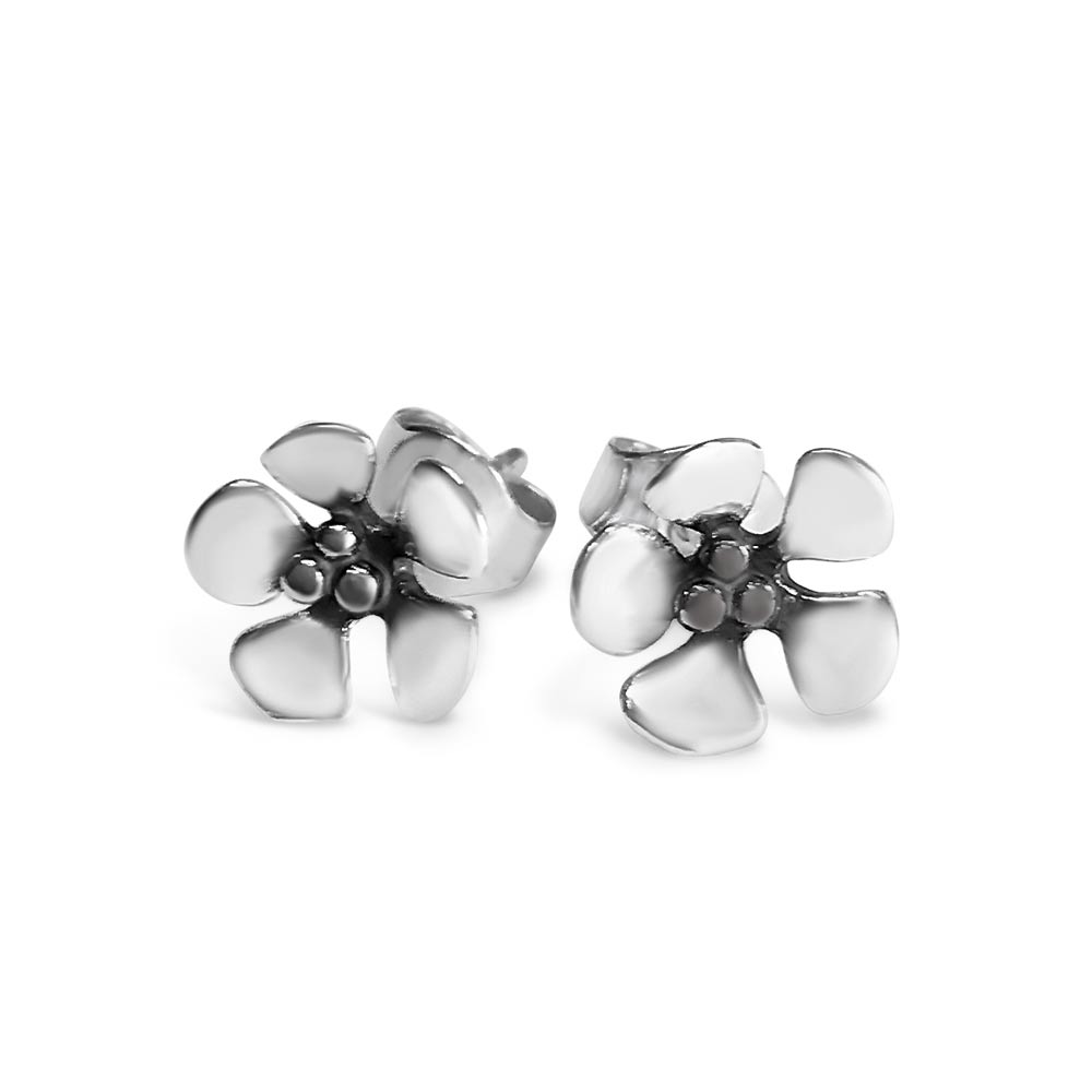 Silverfärgade blomformade örhängen på stift med fem rundade petaler
