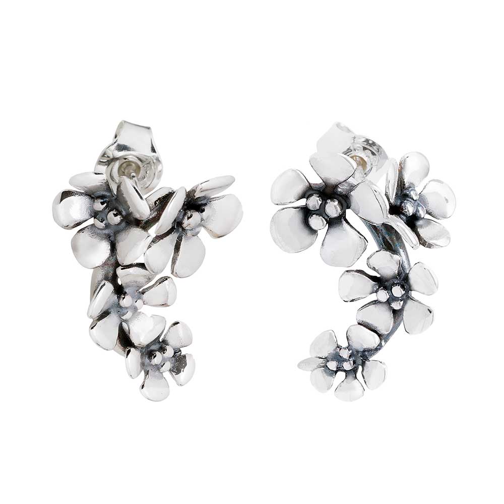 ÄPPELBLOM L örhängen på stift i silver med blomformade detaljer visade på vit bakgrund