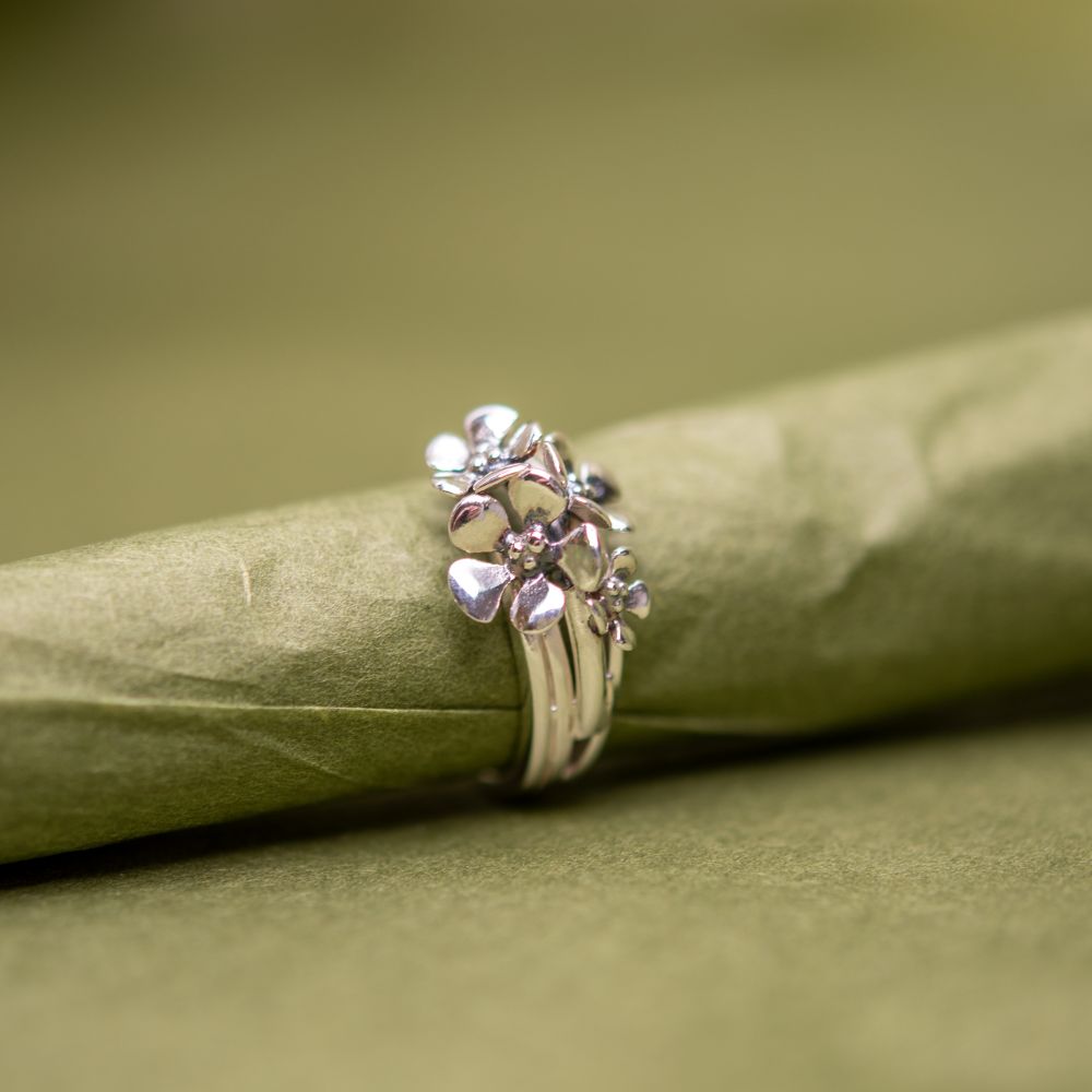 ÄPPELBLOM ring in polished 925 sterling silver with leaf petals and antique pistils on a split band