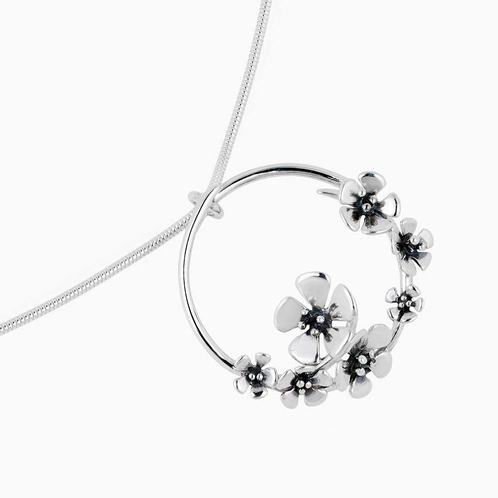 ÄPPELBLOM L halsband i 925 sterlingsilver med blomformigt cirkelformat hänge på ormkedja