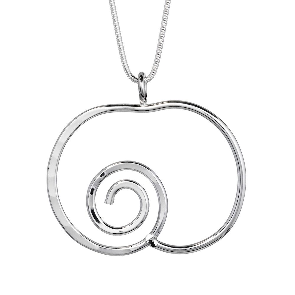 Stort silverhänge i form av öppen spiral som bildar ett äpple på en slät kedja