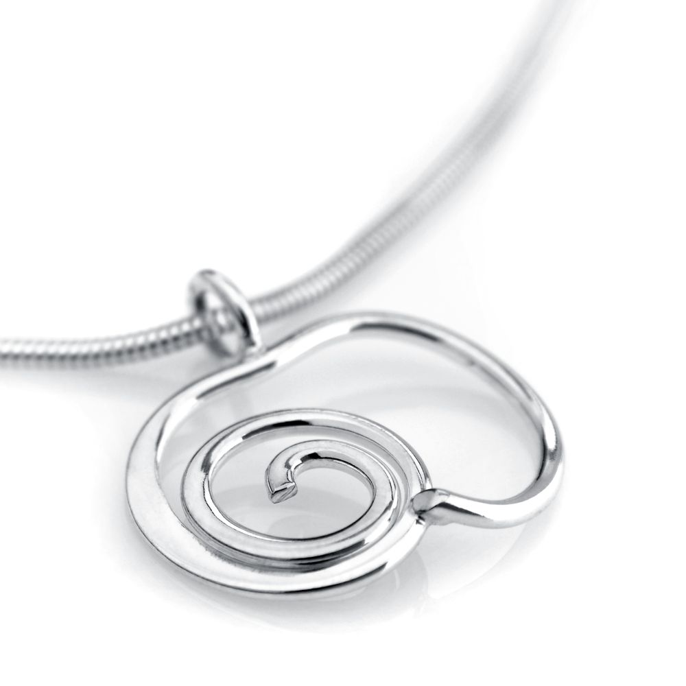 Argentum Delicata halsband med ett cirkulärt spiraläppelsmycke i silver på en kedja
