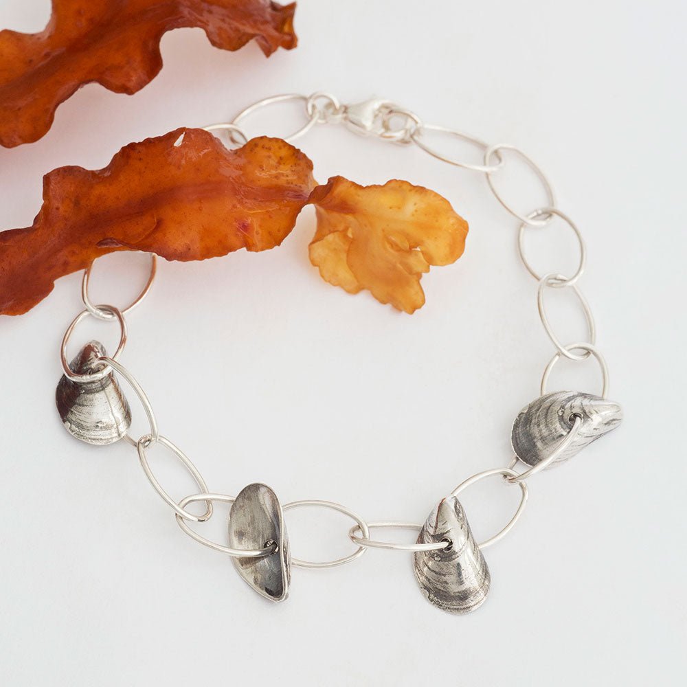 BLÅMUSSLA NÄT armband i silver med antikbehandlade musselhängen och stora länkar