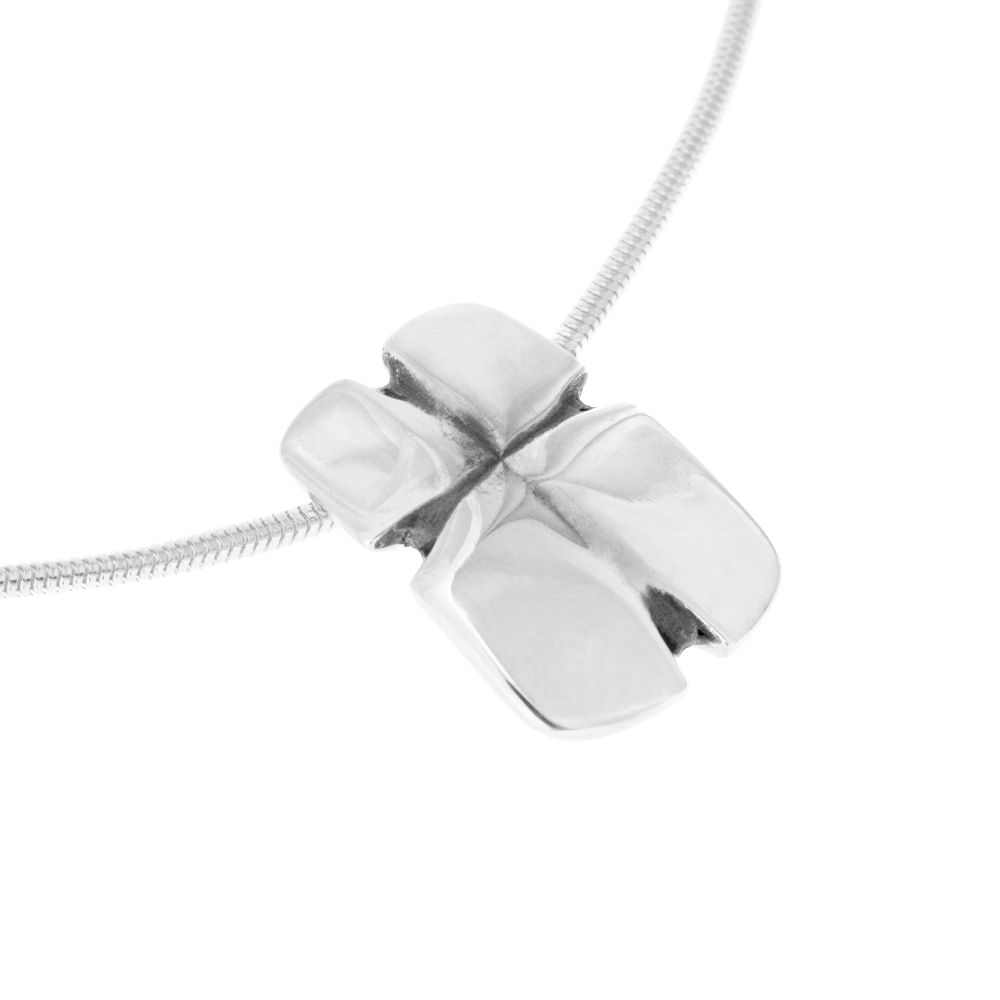 ARN Kors halsband i silver med en välvd platta och korsmönster samt dold ögla bakom plattan