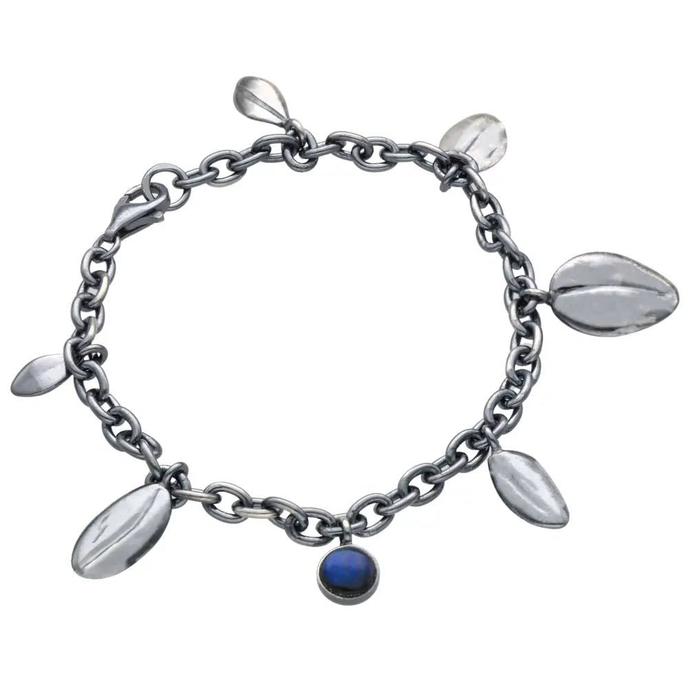 Antikbehandlat silver armband med bladformadehängen och blå spektrolit sten