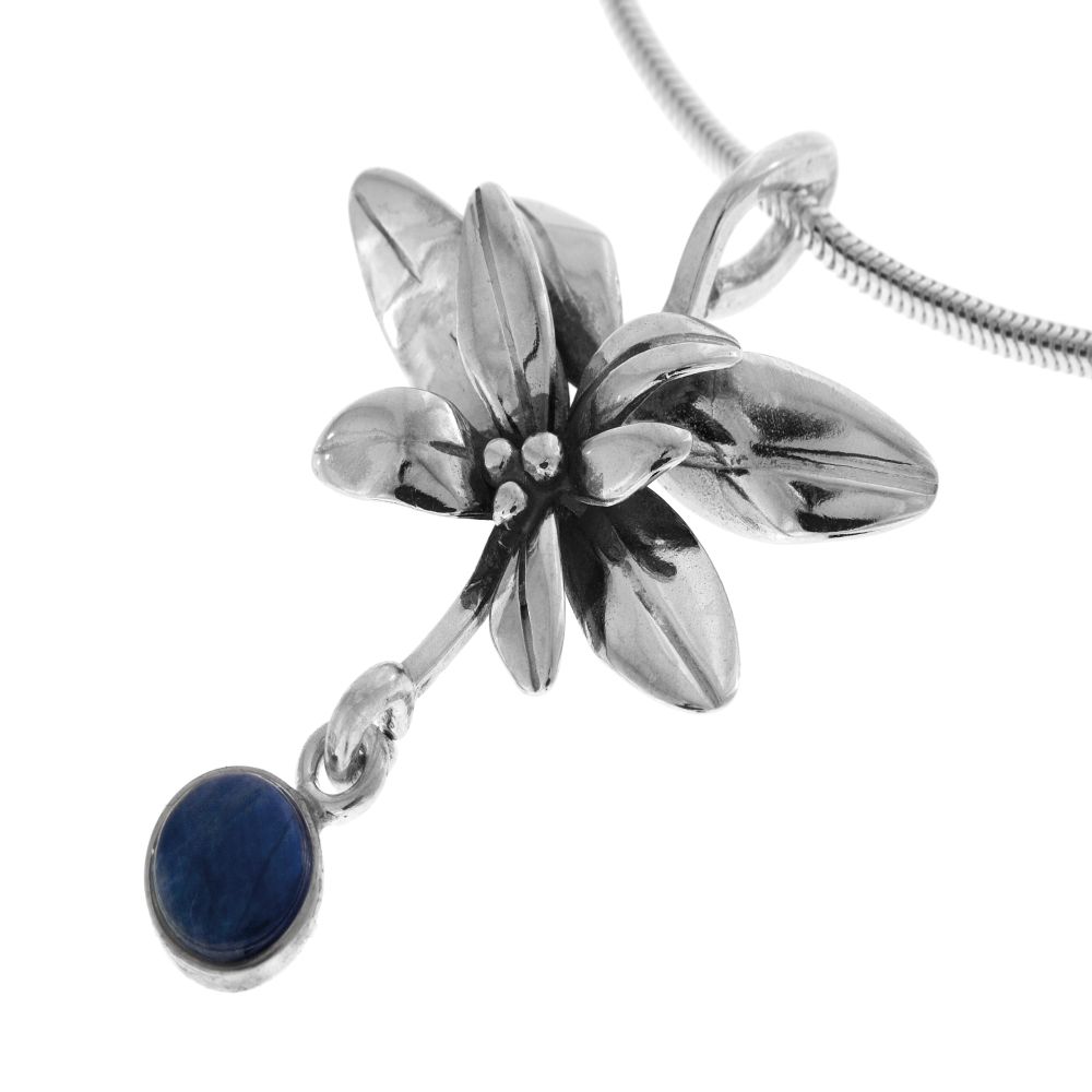 Blomformigt silverhänge med blå sten nedhängande från kedja
