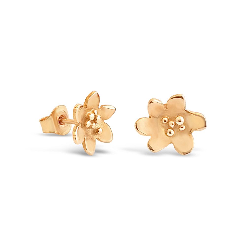 18K guld blomsterörhängen på stift i form av en liten fembladig blomma.