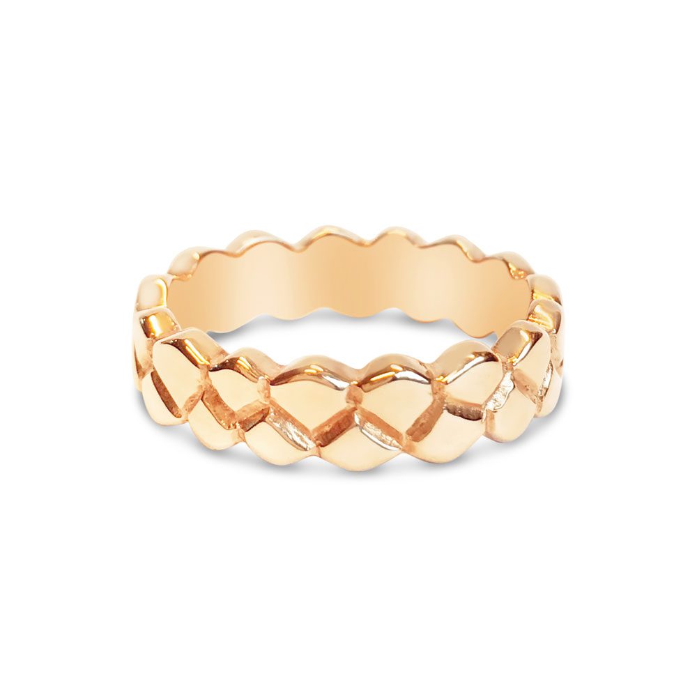 Närbild av Bomarsund 18K ring i guld med vågig kant av sammanlänkade segment