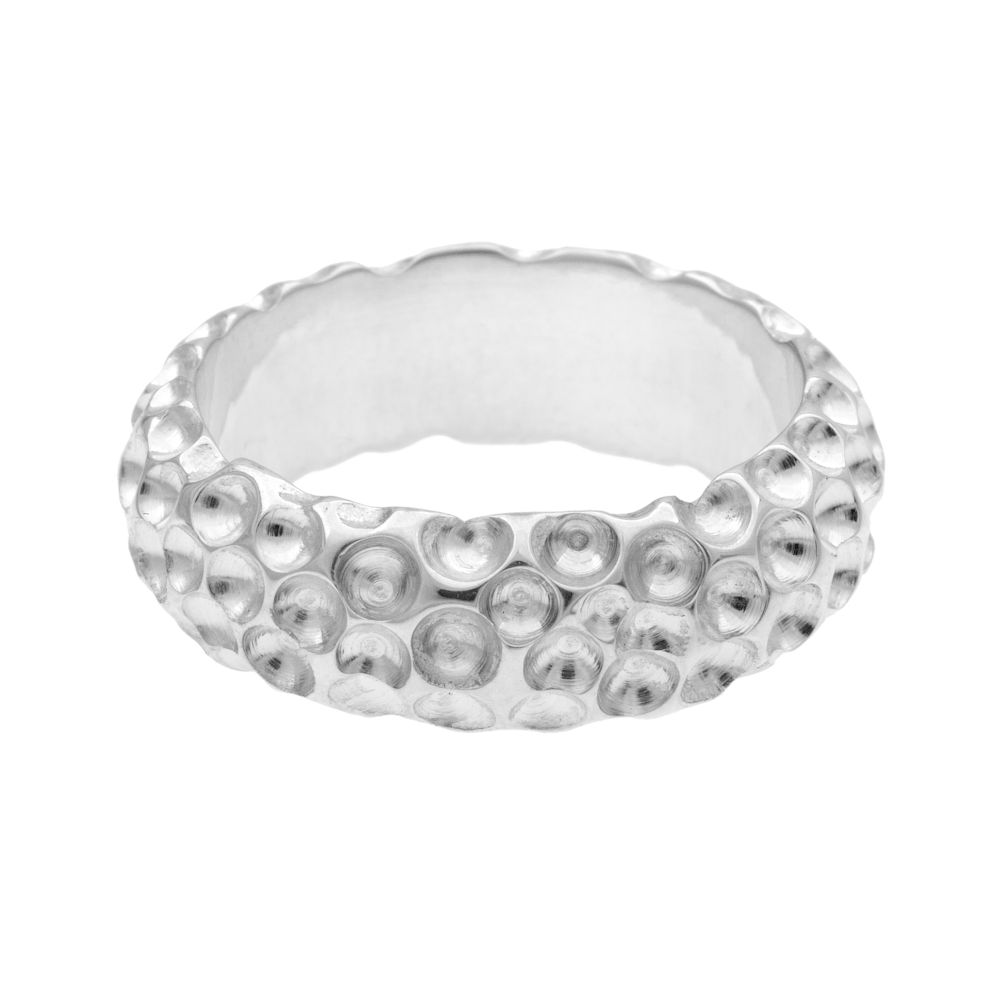 Närbild av hand med silver golfring på fingret när personen greppar en slips